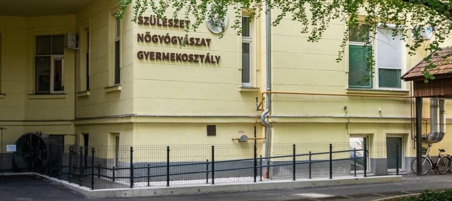 Új aszfaltburkolat várja a pácienseket a gyulai kórháznál
